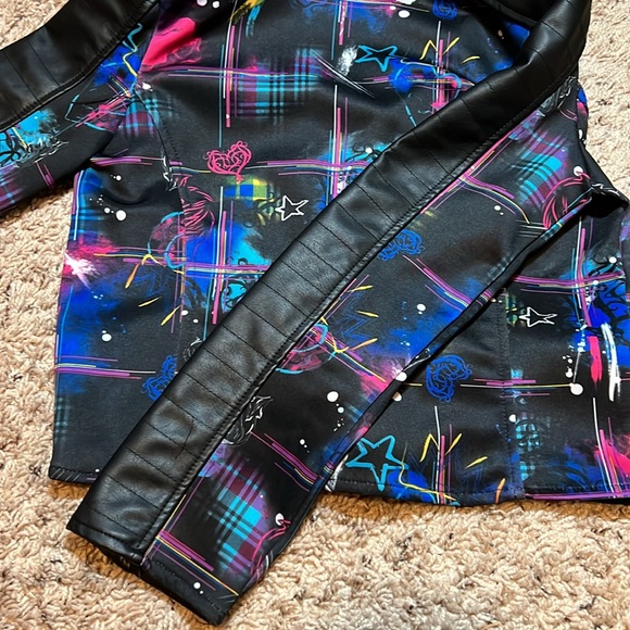 D Signed Disney Girls Moto Jacket Sz M 10/12 Descendants 2 Graffiti Zip Black - Picture 12 of 14